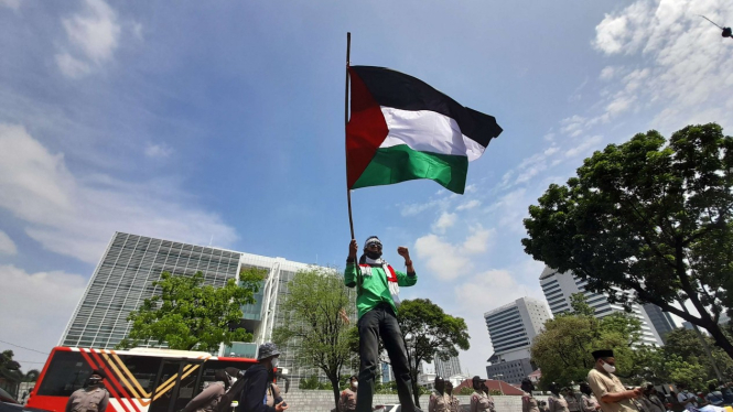 Aksi solidaritas buruh untuk Palestina di Kedubes AS.