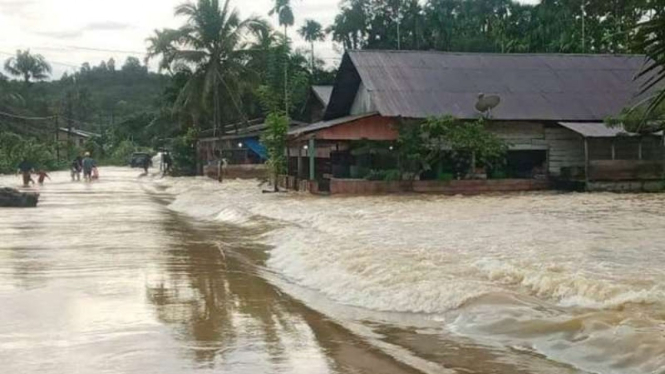 Banjir menggenangi sejumlah wilayah di di Kota Subulussalam, Aceh, Selasa, 18 Mei 2021.