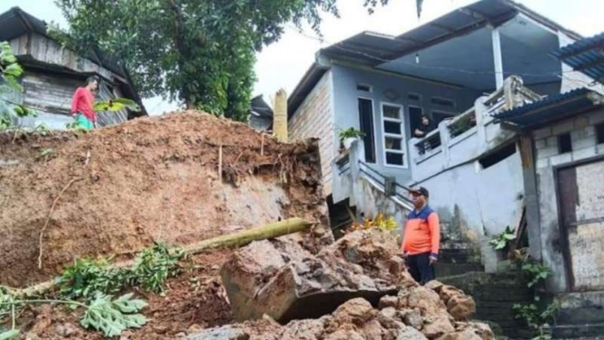 Dua kecamatan di kota Ambon yakni Baguala, Sirimau dan Leitimur Selatan, terdampak bencana banjir dan tanah longsor akibat curah hujan tinggi disertai angin kencang beberapa hari terakhir.