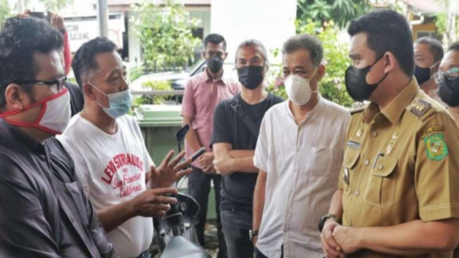 Wali Kota Medan Bobby Nasution mendengarkan pengaduan warga soal pungli
