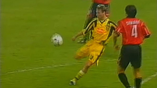 Pavel Nedved saat mencetak gol untuk Lazio di final Piala Winner 1999