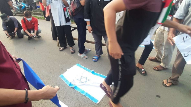 Aksi Injak bendera Israel di Bogor.