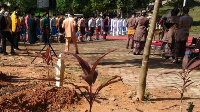 Ratusan Pejabat Pemkot Jambi dilantik di Pemakaman COVID-19.