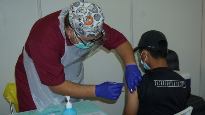 Warga Malaysia menerima suntikan vaksin AstraZeneca di Kuala Lumpur.