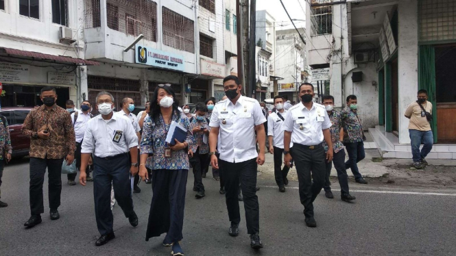  Wali Kota Medan, Bobby Nasution  bersama Dirjen Cipta Karya Kementerian PUPR.