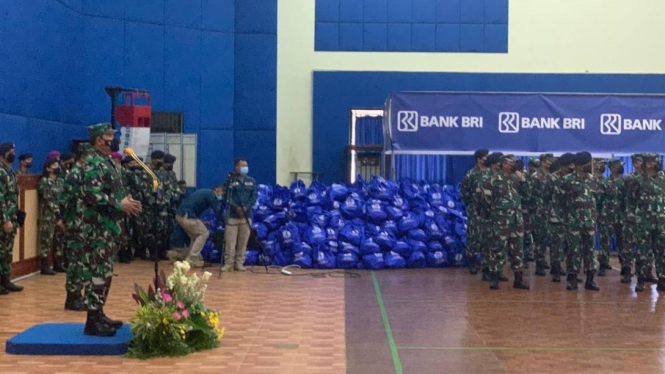 Pembagian 21.300 paket sembako antara BRI dengan prajurit TNI AD