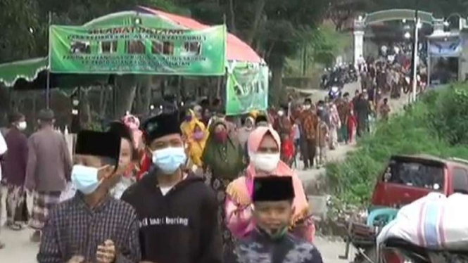 Ratusan orang peziarah di kompleks makam Jabal di Kecamatan Kaliwungu Selatan, Kabupaten Kendal, Jawa Tengah, saat momen Lebaran Ketupat, Rabu, 19 Mei 2021.