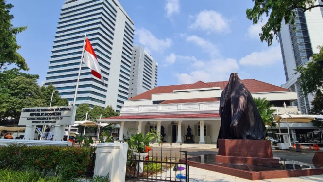 Patung Bung Karno terlihat tertutup sebelum diresmikan hari ini.