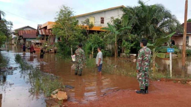 Banjir di Kecamatan Kalis wilayah Kapuas Hulu, Kalimantan Barat, merendam akses jalan di dua desa daerah itu, Kamis, 20 Mei 2021.