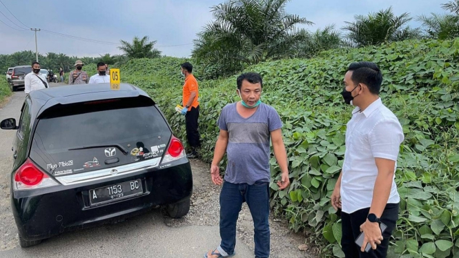 Kasatreskrim Lebak, Iptu Indik Rusmono (kemeja putih lengan pendek, masker hitam) saat melakukan olah TKP begal taksi online.