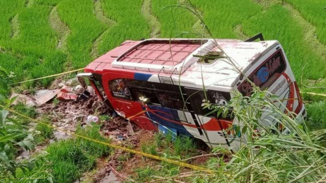 Bus Pasaman Transport Express kecelakaan terjun ke sawah milik warga di Jorong Simpang Tigo, Nagari Simpang di Simpati, Kabupaten Pasaman, Sumatera Barat, Rabu pagi, 20 Mei 2021.