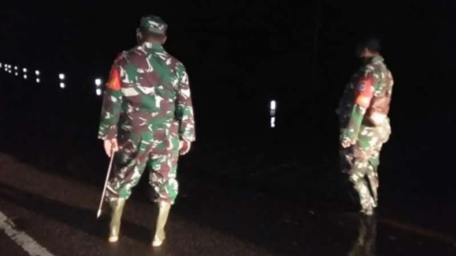 Komandan Kodim 1206/Putussibau Letkol Inf Jemy Oil beserta prajuritnya meninjau lokasi banjir di jalan nasional Kalis-Purussibah, Kamis malam, 20 Mei 2021.