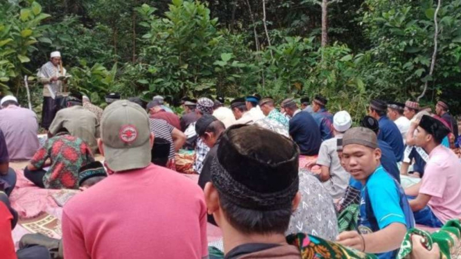Umat muslim korban banjir di Desa Semerantau, Kecamatan Kalis, Kabupaten Kapuas Hulu, Kalimantan Barat, melaksanakan salat Jumat di lapangan terbuka di dataran tinggi, Jumat, 21 Mei 2021.