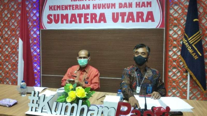Kepala Divisi Pemasyarakatan Kemenkuham Sumatera Utara Anak Agung G Krisna memberikan keterangan tentang seorang ASN yang ditangkap polisi karena diduga menjual vaksin COVID-19 dalam jumpa pers, Jumat sore, 21 Mei 2021.