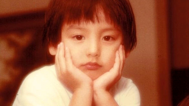 Pose foto masa kecil Roger Danuarta