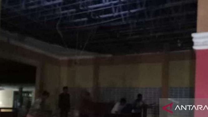 Plafon Balaidesa di Jember Jatim Roboh Akibat Gempa Blitar