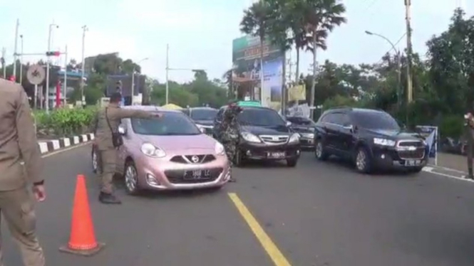 Petugas Satgas COVID-19 melakukan penyekatan kendaraan ke arah Puncak Bogor