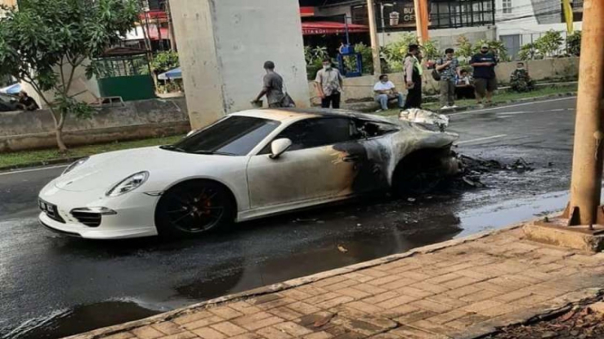 Mobil Porsche terbakar di Kelapa Gading