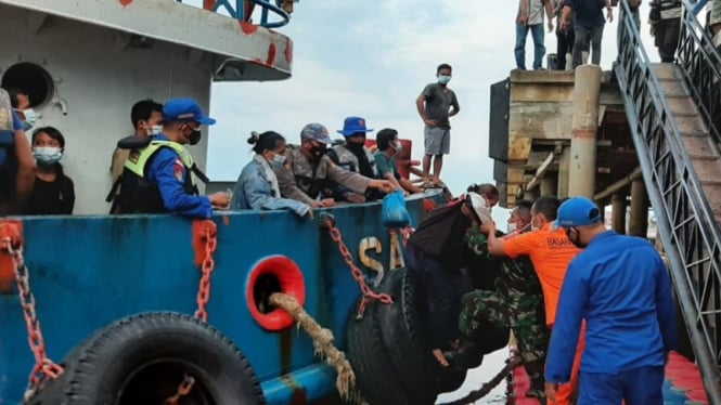 Penumpang Kapal KM Wicly Jaya Sakti yang tenggelam dievakuasi ke dermaga