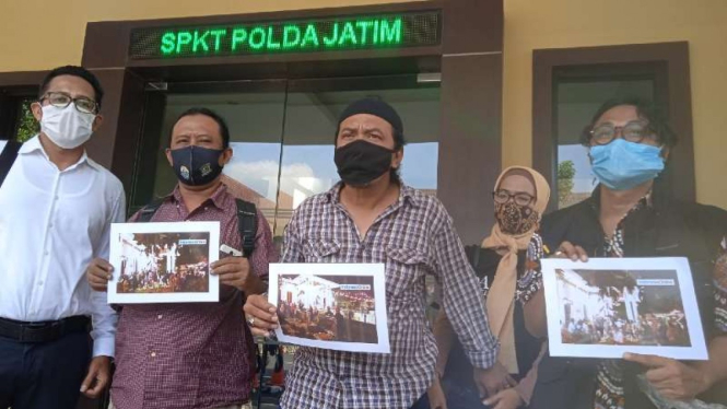 Aktivis Surabaya saat melaporkan Khofifah Indar Parawansa, Emil Dardak, dan Heru Tjahjono di SPKT Markas Polda Jawa Timur di Surabaya, Senin, 24 Mei 2021.