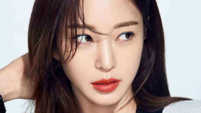 Han Ye Seul.