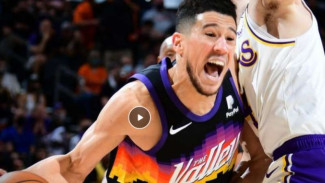 Booker Meledak, Phoenix Suns Tundukkan LA Lakers