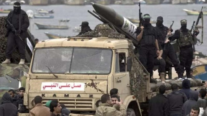 VIVA Militer: Pasukan Hamas Palestina mengawal roket Qassam
