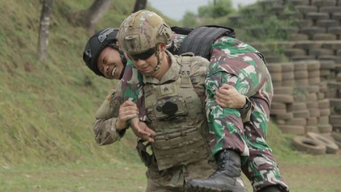 VIVA Militer: Tentara Amerika gendong pasukan elite Kostrad saat latihan bersama