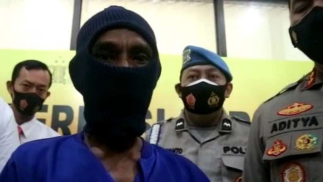 Polisi memperlihatkan tersangka pembunuhan saat gelar perkara kasus pembunuhan dan rudapaksa anak kandung di Markas Polres Kudus, Jawa Tengah, Senin, 24 Mei 2021.