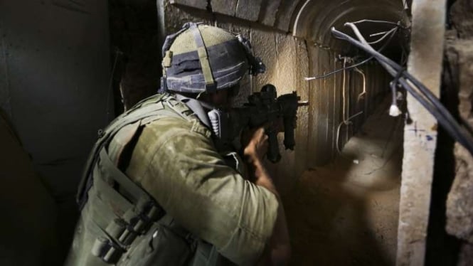 Tentara Israel memasuki terowongan pejuang Hamas Palestina di Gaza