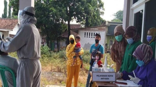 Pemeriksaan warga yang pulang mudik di Puskesmas Sukarahayu Kecamatan Setu