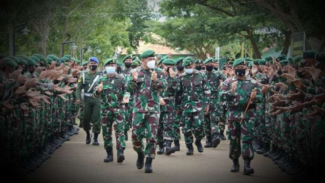 VIVA Militer: Pangkostrad Letjen TNI Eko Margiyono di markas Yonif Raider 755