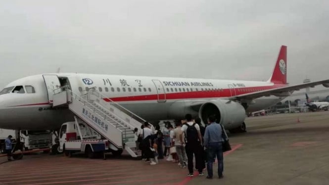 Warga China di Bandara Jiangbei