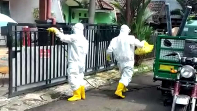 Petugas melakukan disinfektan di Perumahan Griya Melati, Bogor.