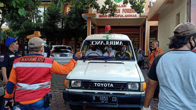 Ambulan membawa wisatawan yang hanyut di Malang.