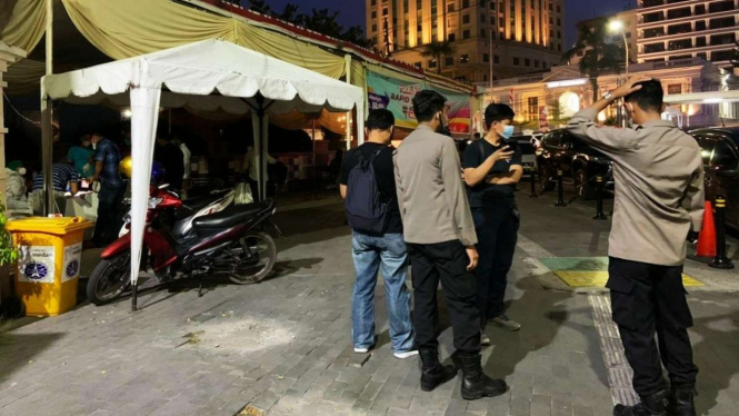 Polisi melakukan pengamanan saat penggeledahan pelayanan rapid test antigen di Medan.