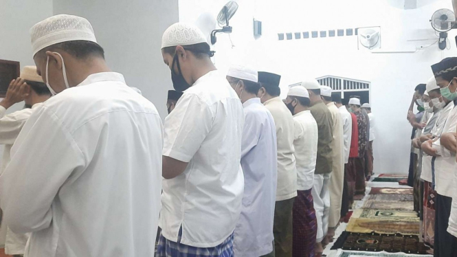 Salat gerhana bulan digelar dengan menerapkan prokes di Masjid Masy'a, Bogor, Jawa Barat.