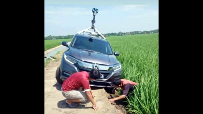 Mobil Google Maps terperosok ke sawah.