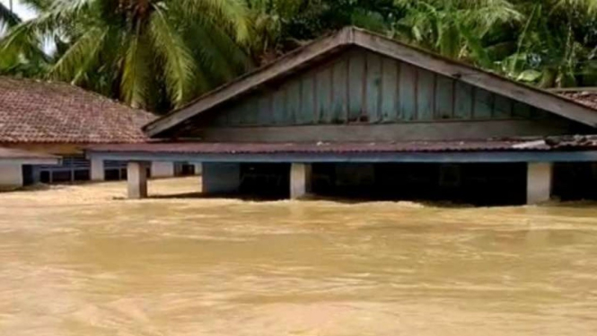 Banjir merendam rumah warga di Desa Pasenan, Kabupaten Musi Rawas, Sumatera Selatan, akibat luapan Sungai Lakitan, Kamis, 27 Mei 2021.