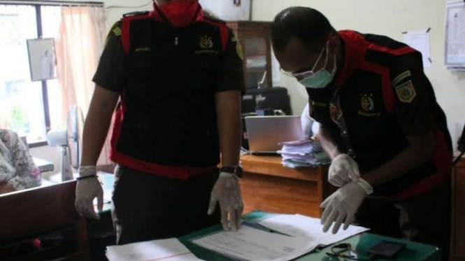 Tim penyidik Kejaksaan Negeri Karangasem, Bali, memeriksa sejumlah dokumen di kantor Dinas Sosial kabupaten setempat, Kamis, 27 Mei 2021, untuk menyelidiki dugaan korupsi pengadaan masker senilai Rp2,9 Miliar.