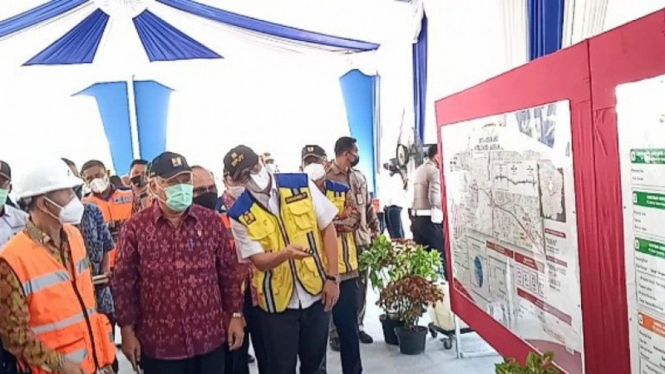 Menteri PUPR Basuki Hadimuljono (tengah) saat menerima penjelasan dari Kepala Badan Pengatur Jalan Tol atau BPJT Kementerian PUPR Danang Parikesit di lokasi groundbreaking jalan tol Cinere-Jagorawi Seksi 3 Kukusan, Depok, Jawa Barat pada Jumat (28/5/2021)