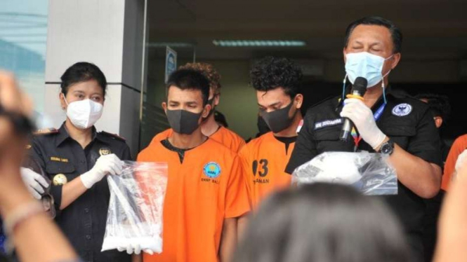 Dua kurir narkotika ditangkap aparat BNN Provinsi Bali dan diperlihatkan kepada publik dalam konferensi pers di Denpasar, Bali, Jumat, 28 Mei 2021.