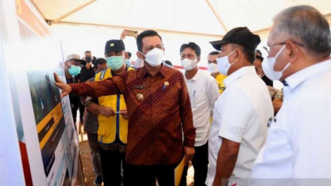 Gubernur Kepulauan Riau Ansar Ahmad bersama Kepala Staf Kepresidenan Moeldoko meninjau lokasi rencana pembangunan jembatan Batam-Bintan, Jumat, 28 Mei 2021.