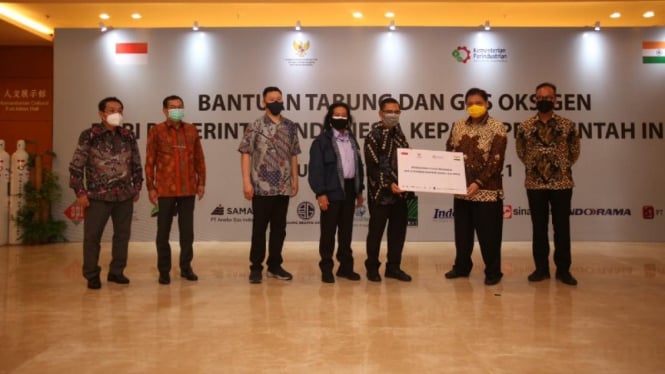 Pemerintah mengirim bantuan 2.000 tabung oksigen ke India.