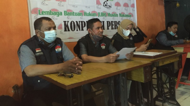 LBH Muslim Makassar memberika keterangan kepada media.