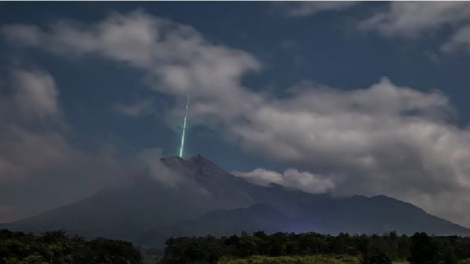 Foto cahaya jatuh diduga meteor di Puncak Gunung Merapi