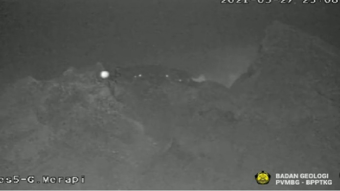 Rekaman CCTV cahaya jatuh di puncak Gunung Merapi