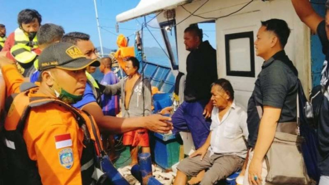im SAR mengevakuasi sejumlah penumpang dan kru kapal penumpang KM Karya Indah tujuan Ternate Kepulauan Sula yang terbakar di perairan Pulau Mangoli, Maluku Utara, pada Sabtu pagi, 29 Mei 2021.