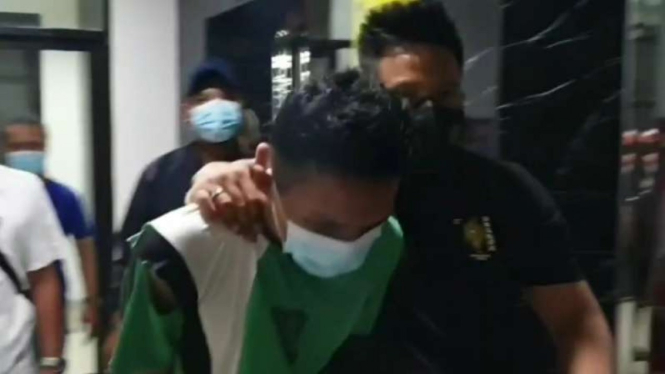 Pelaku pembunuhan IWA (31), saat digiring masuk ke Polres Metro Jakarta Pusat.