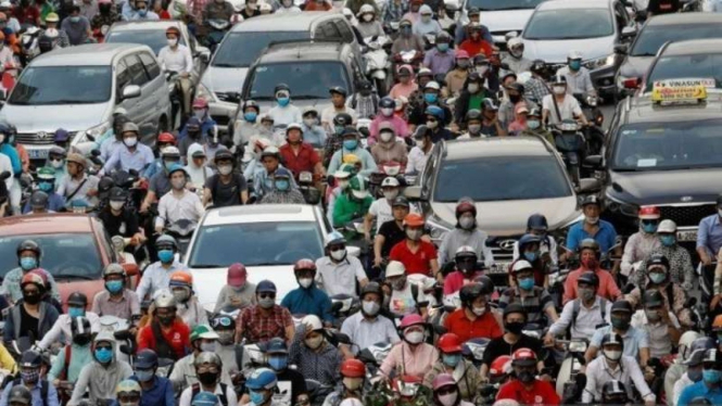 Lalu lintas padat terjadi pada jam sibuk di pagi hari setelah pemerintah melonggarkan penguncian nasional akibat wabah penyakit virus corona (COVID-19) di Hanoi, Vietnam, Senin, 25 Mei 2020.